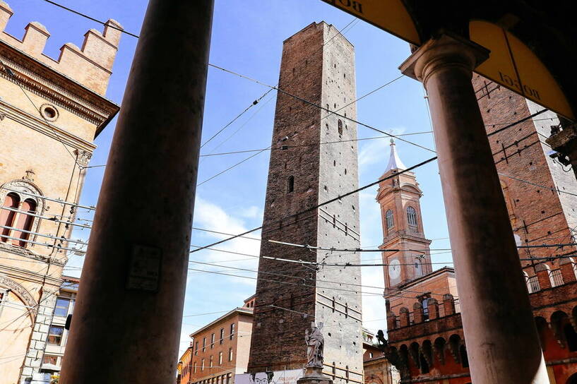 Asinelli i Garisenda. Dwie najbardziej reprezentatywne wieże w Bolonii Fot. PAP/EPA/Albert Zawada