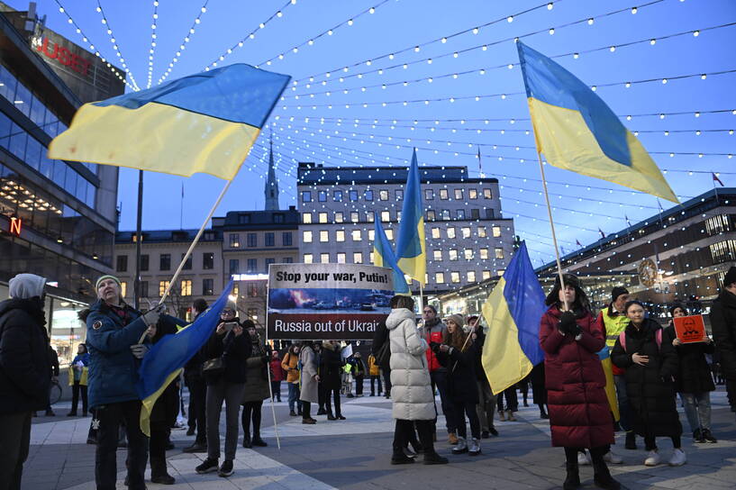 Ukraińcy protestujący w Sztokholmie przeciwko rosyjskiej agresji na Ukrainę, fot. PAP/EPATT NEWS AGENCY/Fredrik Sandberg