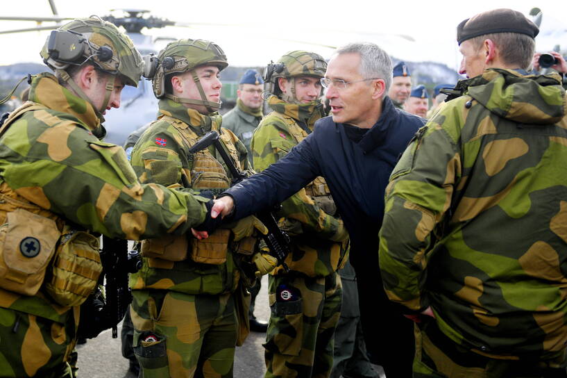 Jens Stoltenberg podczas ćwiczeń NATO w Norwegii Fot. Annika Byrde/PAP/EPA 