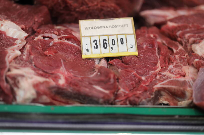 Mięso wołowe w sklepie, zdjęcie ilustracyjne, fot. PAP/Albert Zawada
