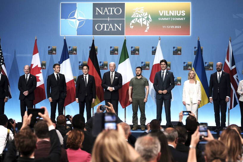 Szefowie państw grupy G7 podczas szczytu NATO w Wilnie w 2023 r., fot. PAP/EPA/VALDA KALNIN