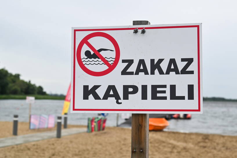 Zakaz kąpieli. Zdj. ilustracyjne. Fot. PAP/Marcin Bielecki