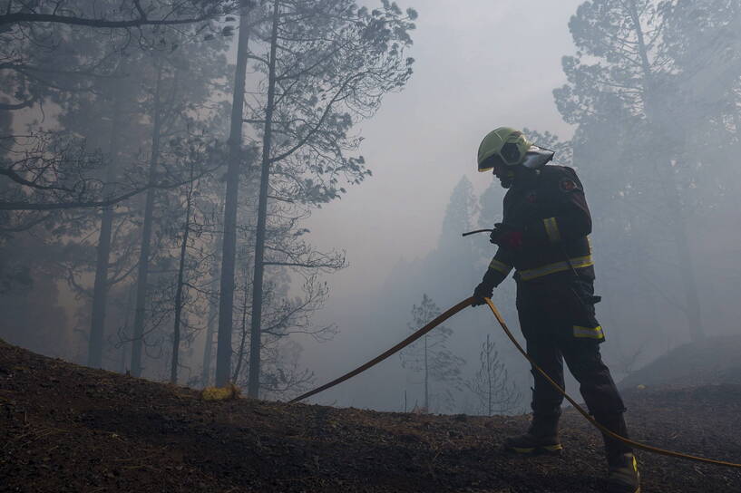 Strażak walczący z ogniem w Hiszpanii Fot. PAP/EPA/Ramon de la Rocha