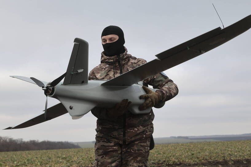 Atak dronów sił specjalnych Ukrainy unieruchomił ważny dla przemysłu obronnego Rosji Oskolski Kombinat Elektrometalurgiczny. Fot. PAP/EPA/	KATERYNA KLOCHKO (zdjęcie ilustracyjne)