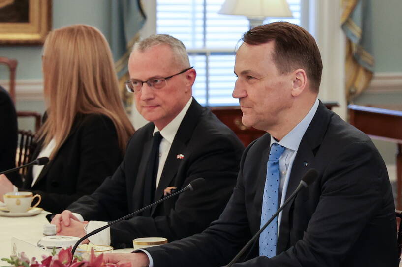 Waszyngton, USA, 26.02.2024. Minister spraw zagranicznych Radosław Sikorski (P), Ambasador RP w Stanach Zjednoczonych Marek Magierowski (2P) fot. PAP/Marcin Cholewiński