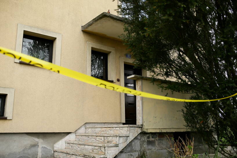 Dom jednorodzinny w Spytkowicach, w którym odnaleziono ciała dwóch kobiet, fot. PAP/Jarek Praszkiewicz