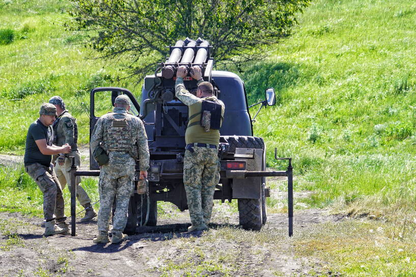 Żołnierze Sił Zbrojnych Ukrainy ostrzeliwują rosyjskie cele. Fot. PAP/Alena Solomonova