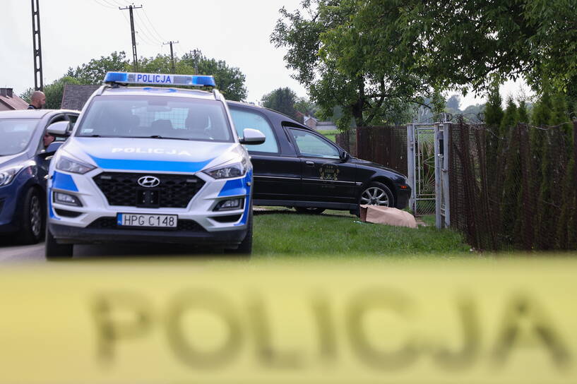 Samochody policji na miejscu przestępstwa/zdjęcie ilustracyjne Fot. PAP/Art Service