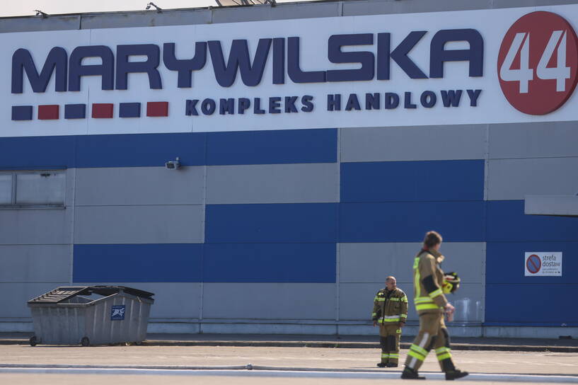 Spalona hala handlowa przy ul. Marywilskiej 44 w Warszawie Fot. PAP/Leszek Szymański
