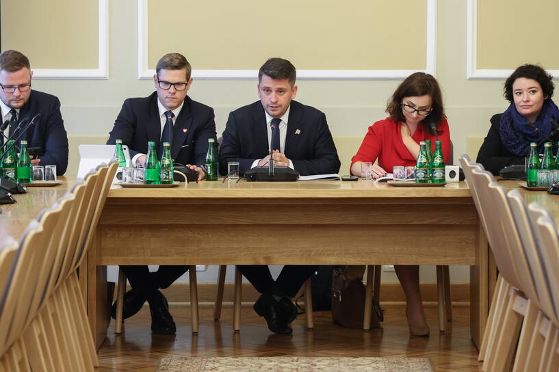 Posiedzenie Komisji Sprawiedliwości. W środku obecny przewodniczący Paweł Śliz (PL2050-TD) fot. PAP/Leszek Szymański