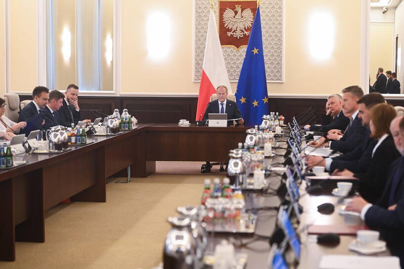Premier Donald Tusk z ministrami na posiedzeniu rządu w KPRM w Warszawie, fot. PAP/Piotr Nowak