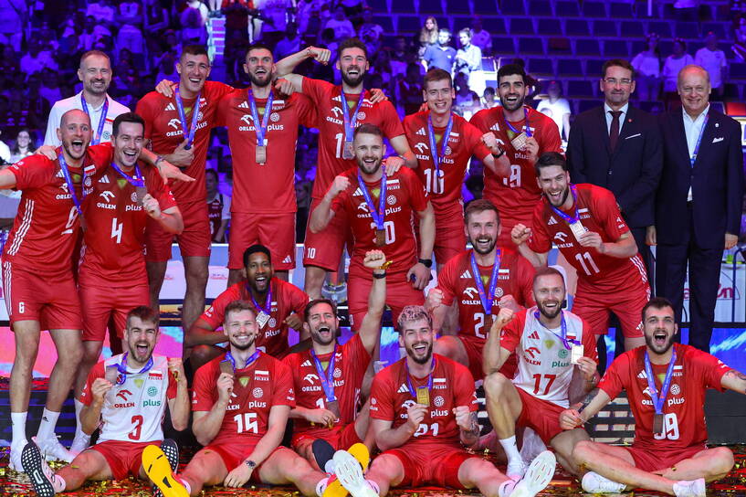 Reprezentacja Polski podczas ceremonii dekoracji w finale siatkarskiej Ligi Narodów. Fot. PAP/Marian Zubrzycki