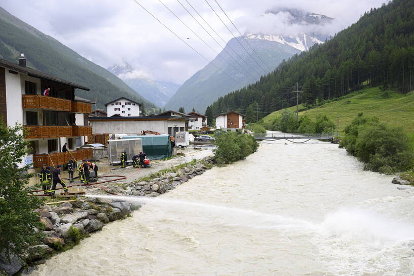 Powódź w Szwajcarii. Fot. PAP/EPA/JEAN-CHRISTOPHE BOTT 