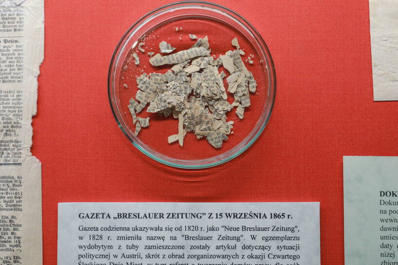 Przedmioty znalezione po otwarciu pochodzącej z 1865 roku kapsuły czasu w Muzeum Archeologicznym we Wrocławiu. Fot. PAP/Krzysztof Cesarz