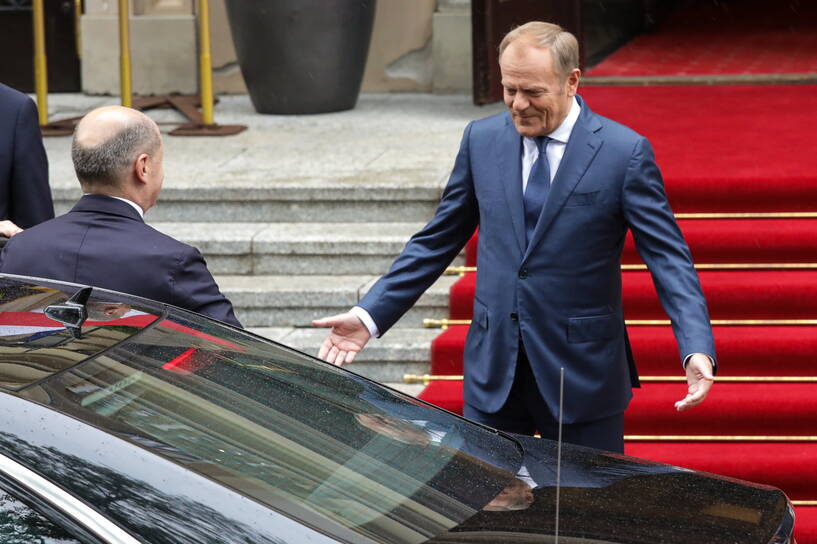 Premier Donald Tusk podczas powitania kanclerza Niemiec Fot. PAP/Tomasz Gzell