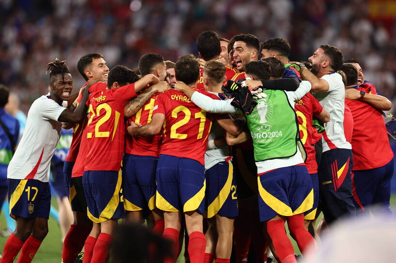 Reprezentacja Hiszpanii celebruje awans do finału Euro 2024, fot. PAP/EPA/ANNA SZILAGYI