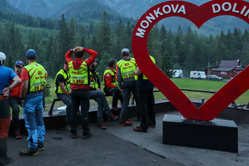 Ratownicy w Dolinie Mąkowej, gdzie doszło do zejścia lawiny, Słowacja, 11.07.2024 r. fot. PAP/Grzegorz Momot