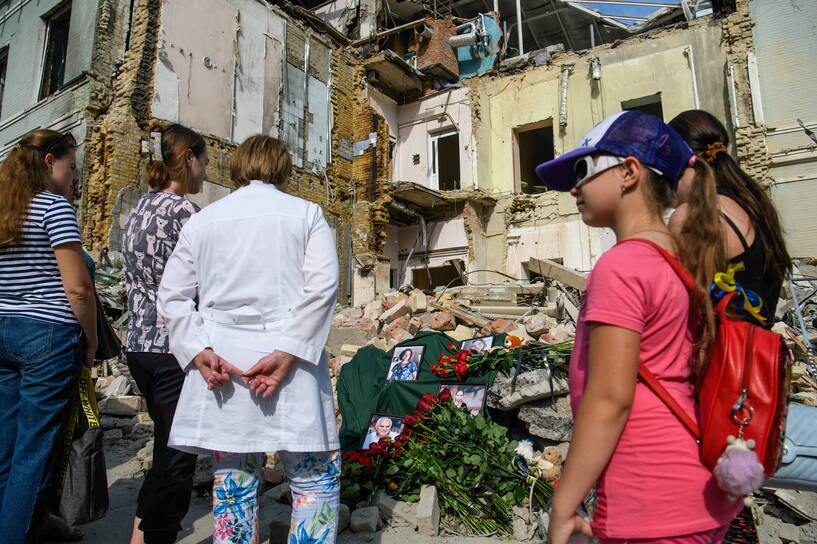 Upamiętnienie ofiar rosyjskiego ataku na szpital. Fot. PAP/Vladyslav Musiienko