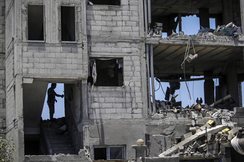 Zniszczenia w okolicy Al-Mawasi. Fot. PAP/EPA/MOHAMMED SABER