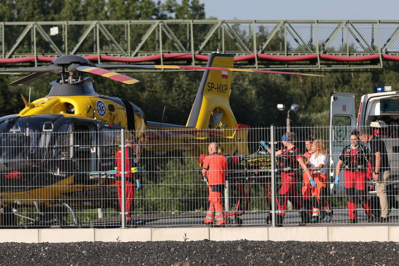 Śmigłowiec LPR zabiera do szpitala rannego górnika sprzed kopalni Rydułtowy na Śląsku, fot. PAP/Kasia Zaremba