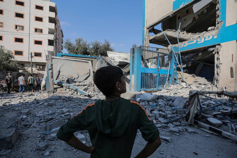 Zniszczenia szkoły UNRWA po nalocie na Al Nuseirat. Fot. PAP/EPA/MOHAMMED SABER