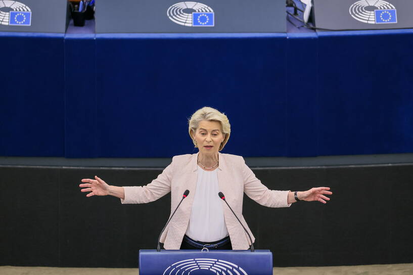 Strasburg, Francja, 18.07.2024. Przewodnicząca Komisji Europejskiej Ursula von der Leyen przedstawia eurodeputowanym swój program na kolejną kadencję w trzecim dniu inauguracyjnej sesji plenarnej nowego Parlamentu Europejskiego fot. PAP/Leszek Szymański