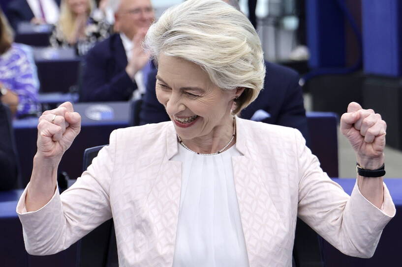 Strasburg, Francja 18.07.2024. Ursula von der Leyen reaguje po ogłoszeniu wyboru jej osoby na kolejną pięcioletnią kadencję przewodniczącej Komisji Europejskiej fot. PAP/EPA/Ronald Wittek