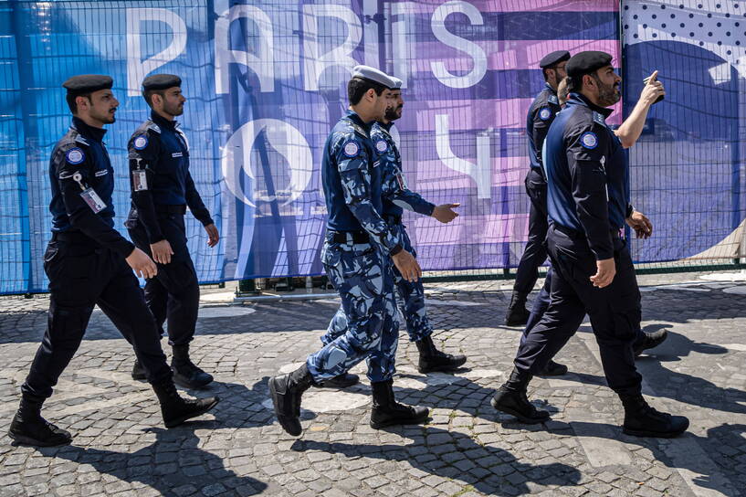 19.07.2024, Paryż, Francja. Francuska Żandarmeria i Policja Kataru patrolują okolice budynków, gdzie będą rozgrywane Igrzyska Olimpijskie fot. PAP/EPA/Christophe Petit Tesson