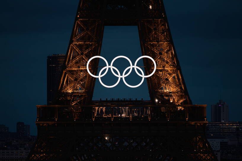 Wieża Eiffla z kołami olimpijskimi, zdjęcie ilustracyjne, fot. PAP/EPA/ALEX PLAVEVSKI