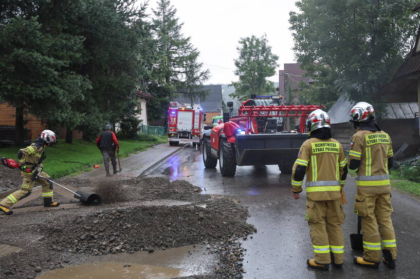  Strażacy podczas usuwania skutków ulewy jaka przeszła nad Podhalem w miejscowości Dzianisz. Fot. PAP/	Grzegorz Momot 