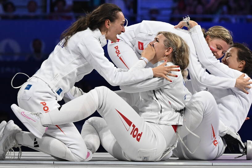 Igrzyska Olimpijskie Paryż 2024. Polki, w składzie: Martyna Swatowska-Wenglarczyk (L), Alicja Klasik (C-tył), Aleksandra Jarecka (C) i Renata Knapik-Miazga (P), cieszą się ze zwycięstwa po pojedynku o brązowy medal drużynowego turnieju szpadzistek z Chinami, 30 bm. (gj) PAP/Adam Warżawa