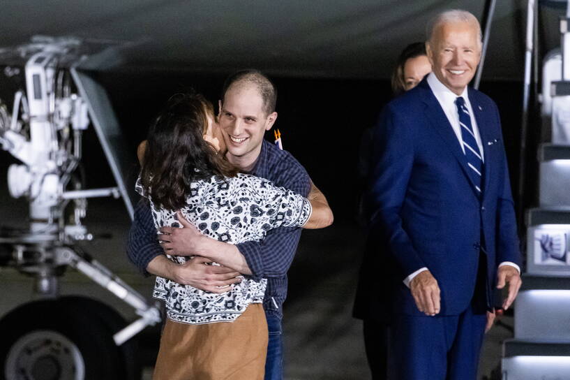 Reporter Evan Gershkovich z matką i prezydent Joe Biden Fot. PAP/EPA/JIM LO SCALZO