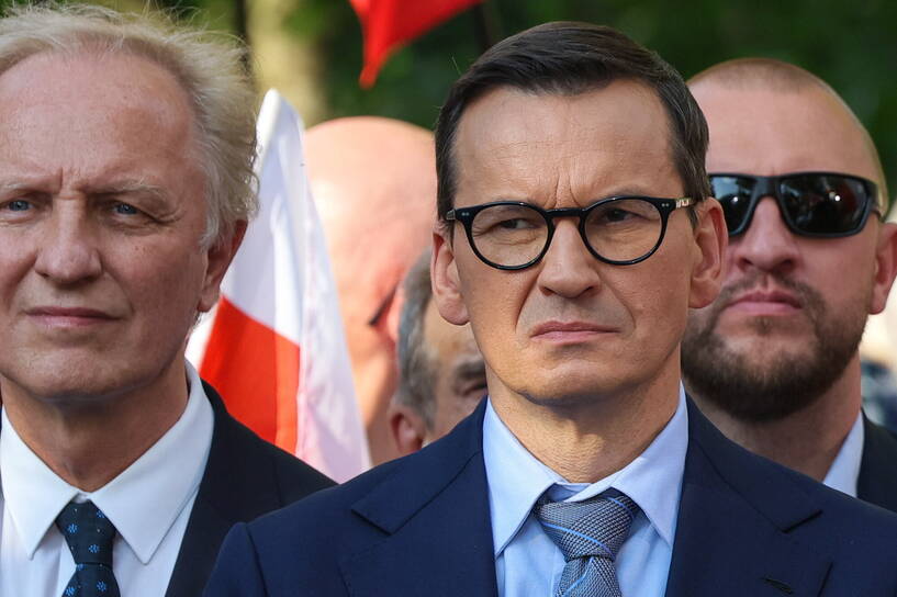 Były premier Mateusz Morawiecki (w środku) Fot. PAP/Paweł Supernak