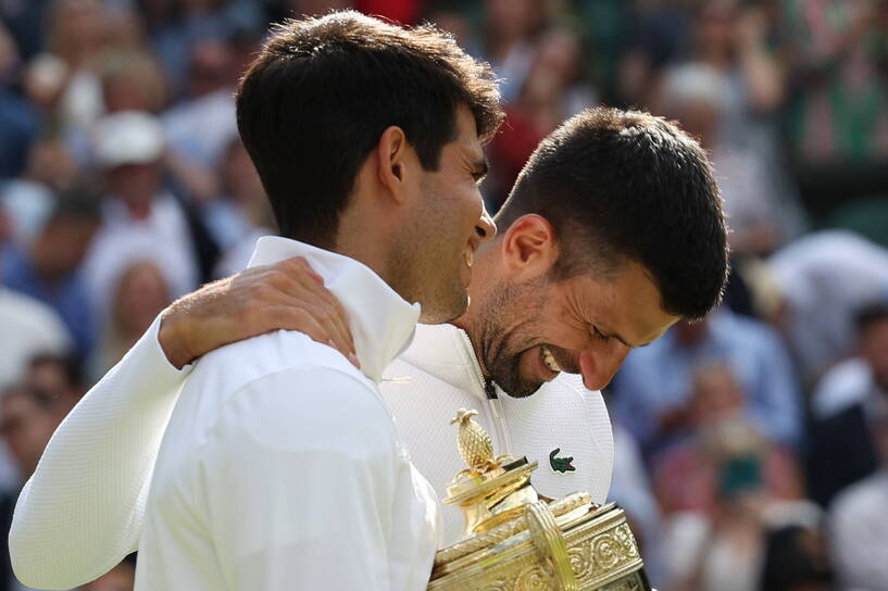 Carlos Alcaraz i Novak Djokovic Fot. ADAM VAUGHAN/PAP/EPA