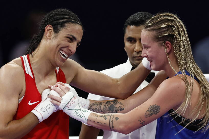 Algierka Imane Khelif (L) i Węgierka Anna Luca Hamori podczas ćwierćfinałów w boksie kobiet w kategorii 66 kg fot. PAP/EPA/Miguel Tona