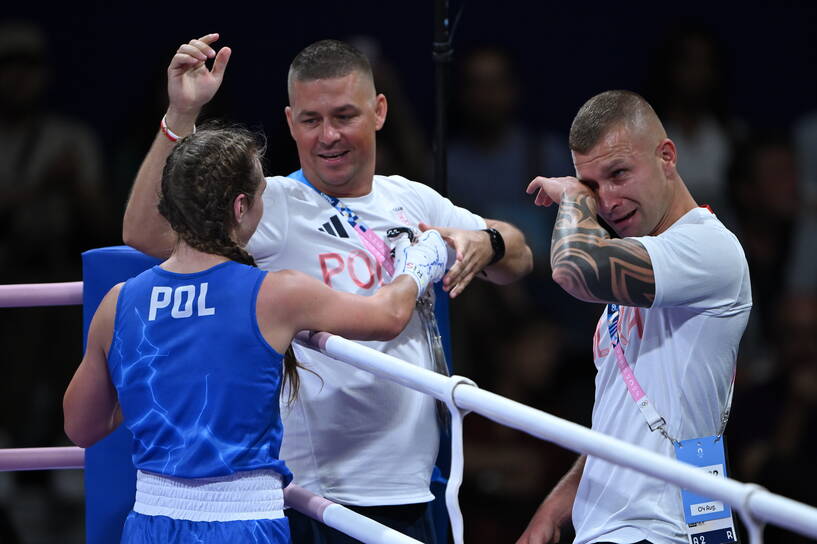 Polka Julia Szeremeta i trener kadry Tomasz Dylak po zwycięskim ćwierćfinałowym pojedynku z Portorykanką Ashleyann Lozada Mottą w kategorii 57 kg, fot. PAP/Adam Warżawa