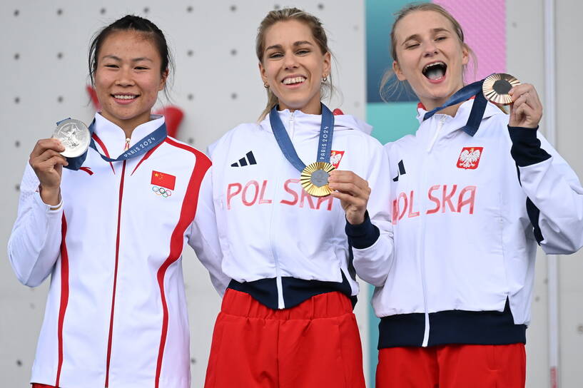 Aleksandra Mirosław (w środku) i Aleksandra Kałucka z medalami Fot. PAP/Adam Warżawa