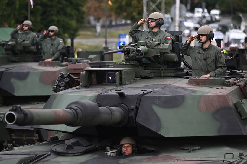 Próba generalna do defilady z okazji Święta Wojska Polskiego na Wisłostradzie w Warszawie, fot. PAP/Radek Pietruszka