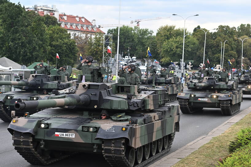 Próba generalna do defilady na Wisłostradzie w Warszawie Fot. PAP/Radek Pietruszka 