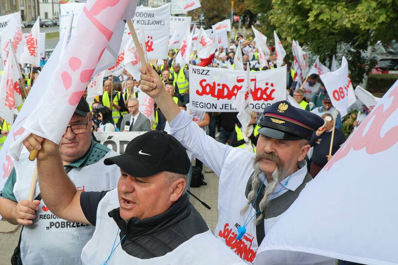 Protest pracowników PKP Cargo i Poczty Polskiej w Warszawie. Fot. PAP/Paweł Supernak