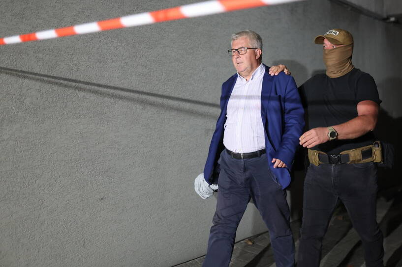 Były poseł do Parlamentu Europejskiego Ryszard Czarnecki (L) zostaje wyprowadzany z Prokuratury Krajowej w Katowicach. Fot. PAP/Michał Meissner