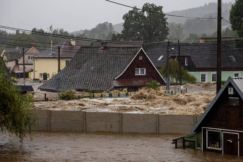 Powódź w czeskiej miejscowości Lipová-lázně. Fot. EPA/MARTIN DIVISEK 