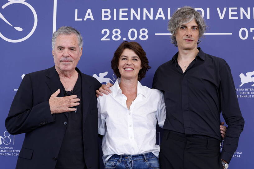 Reżyser Amos Gitai (L), aktorka Irène Jacob i Micha Lescot. Fot. EPA/FABIO FRUSTACI 