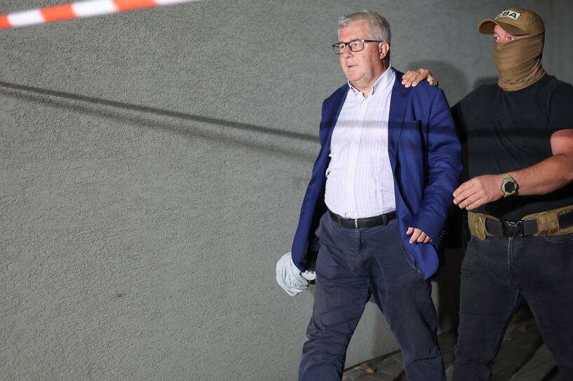 Ryszard Czarnecki wyprowadzany z prokuratury Fot. PAP/Michał Meissner 