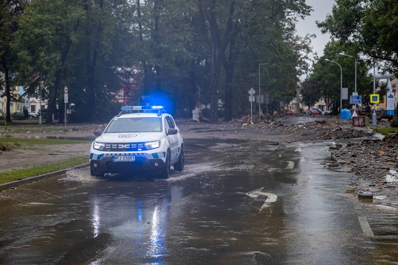 Zalana droga, radiowóz policyjny w Czechach Fot. PAP/EPA/MARTIN DIVISEK