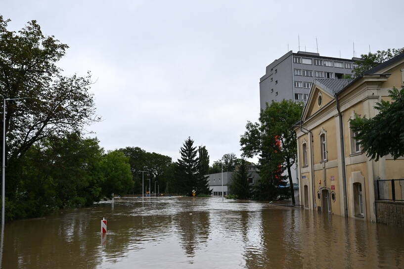 Rzeka Nysa Kłodzka zalała Kłodzko. Niż genueński, który dotarł nad Polskę w czwartek 12 września, odpowiada za aktualne załamanie pogody i ulewne deszcze szczególnie na Dolnym Śląsku. Fot. PAP/Maciej Kulczyński