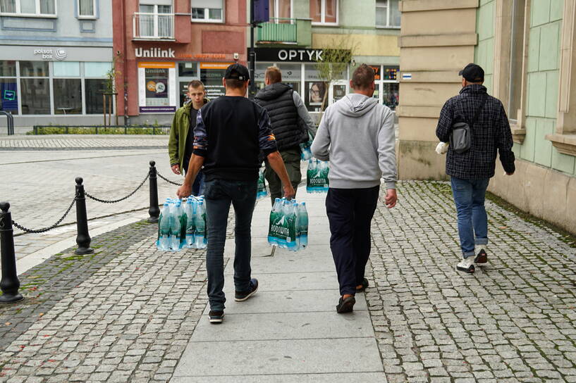 Mieszkańcy Nysy zaopatrują się w wodę butelkowaną Fot. PAP/Sławek Pabian 