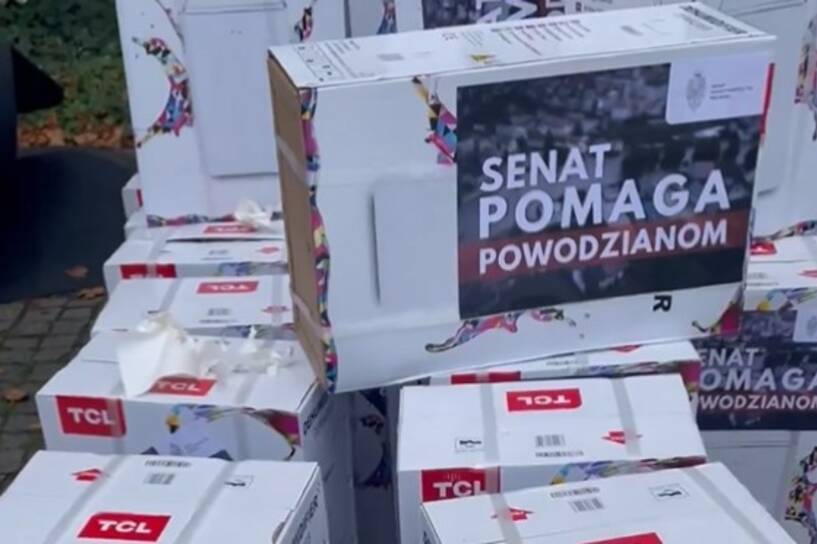 Senatorowie zorganizowali zbiórkę z prywatnych pieniędzy, za które zostały kupione osuszacze. Fot. Senat RP/X