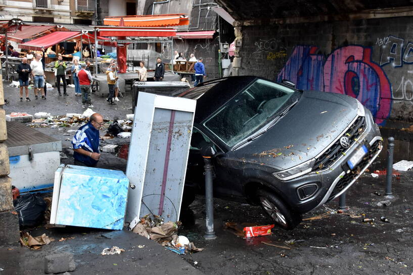 Zniszczenia po powodzi w Katanii. Fot. PAP/EPA/Orietta Scardino