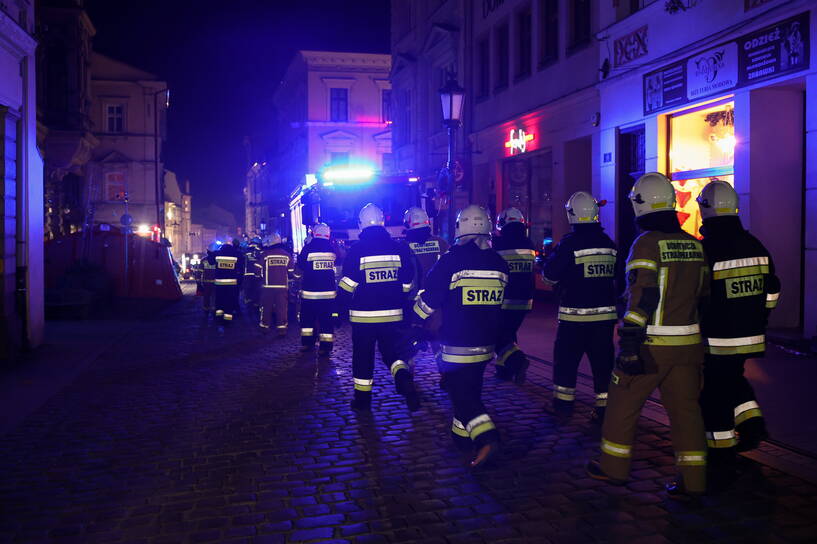 Strażacy w drodze na akcję poszukiwawczo-ratowniczą. Fot. PAP/Jarek Praszkiewicz